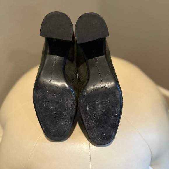 Forrest green suede booties with animal print heel. - Picture 5 of 7